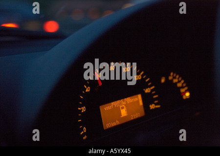 AUTO ARMATURENBRETT INSTRUMENTE ZEIGEN TACHO UND GERINGER KRAFTSTOFFVERBRAUCH WARNUNG Stockfoto