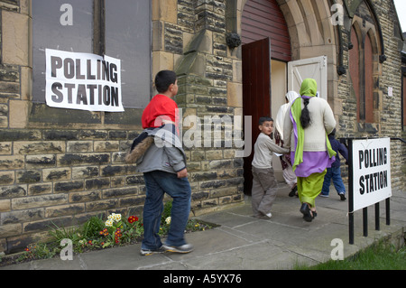 BRITISCHE ASIATISCHE MUSLIME EINGABE WAHLLOKAL WAHLRECHT BEI WAHLEN Stockfoto