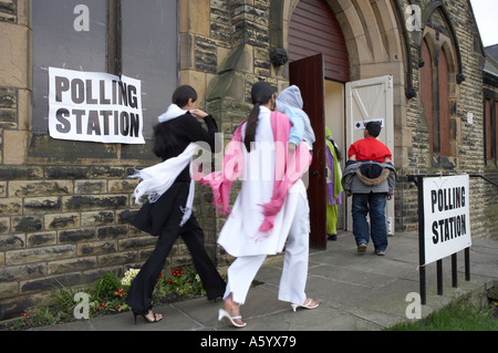 BRITISCHE ASIATISCHE MUSLIME EINGABE WAHLLOKAL WAHLRECHT BEI WAHLEN Stockfoto