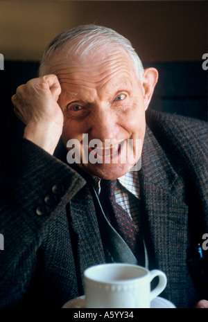 Ältere Menschen ÄLTERE MENSCHEN KAFFEE LACHEN LANGLEBIGKEIT Happy senior älteren Mann mit Gesundheit und Vitalität, zu Hause, in natürlichem Licht Lachen über einer Tasse Kaffee Stockfoto