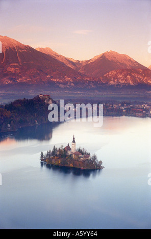 Bleder See Hohe anzeigen Vista die Insel und die Kirche auf eine perfekte noch See bei Sonnenuntergang mit Herbst Farbe Julischen Alpen hinter Slowenien Bled Stockfoto