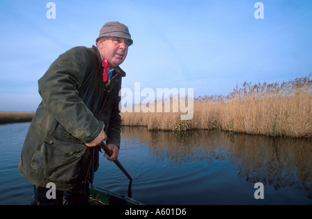 ERIC EDWARDS REED CUTTER BEI WIE HILL NORFOLK EAST ANGLIA ENGLAND UK Stockfoto