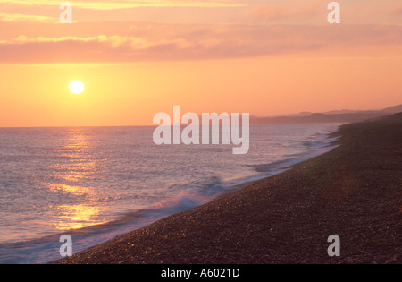 DAWN SONNENLICHT REFLEKTIERT AUF DEM MEER BEI WEYBOURNE MIT SCHINDEL BANK WEYBOURNE NORFOLK EAST ANGLIA ENGLAND UK Stockfoto