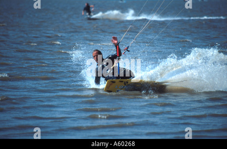 Competitior am windfest Kitesurfen Wettbewerb in Hunstanton norfolk East Anglia England Großbritannien Stockfoto