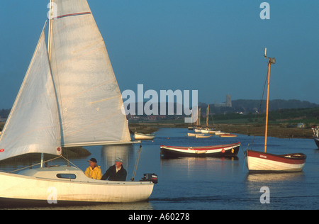 Segeln im morston Hafen und Creek Norfolk, East Anglia, England, Großbritannien Stockfoto