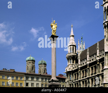 Statue der Jungfrau Maria auf Spalte mit Stadt, Kathedrale St. Mary Square, Marienplatz, München, Deutschland Stockfoto