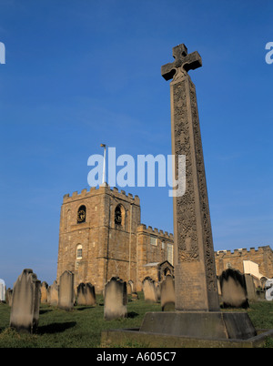 Das Kreuz im Gedenken an Caedmon auf dem Friedhof der St. Marys Kirche, Whitby, North Yorkshire, England, UK. Stockfoto