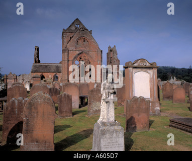 Sweetheart Abbey Ruinen gesehen über Friedhof, neue Abtei, Dumfries and Galloway, Schottland, Großbritannien. Stockfoto