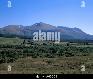 Carn Mor Dearg mit Ben Nevis jenseits gesehen von Spean Bridge, nördlich von Fort William, Highland Region, Schottland, Großbritannien. Stockfoto