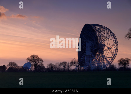 Das Jodrell Bank Radioteleskop bei Sonnenuntergang in der Nähe von Goostrey Cheshire Stockfoto