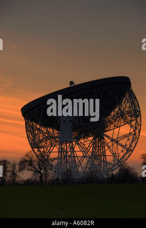 Sonnenuntergang am Jodrell Bank Radioteleskop in der Nähe von Goostrey Cheshire Stockfoto