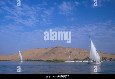 Ägypten Oberägypten Assuan Qubbet el Hawa und The Tombs of The Nobles mit zwei Feluken vorbei auf den Nil zu segeln Stockfoto