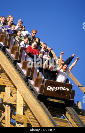 Menschen, die reiten die Ghostrider-Achterbahn an Knotts Berry Farm California Stockfoto