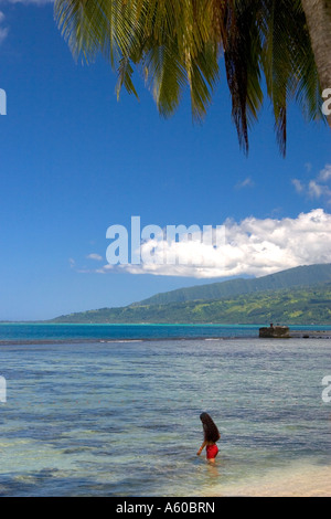 Tahitianische Frau Eingabe in der Lagune auf der Insel Tahiti Stockfoto