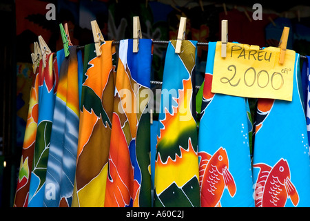 Bunte Pareu wickelt auf einem Markt in Papeete auf der Insel Tahiti verkauft Stockfoto