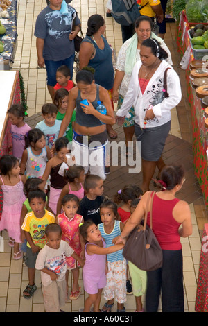 Eine Gruppe von jungen Schulkinder besuchen den Markt in Papeete auf der Insel Tahiti Stockfoto