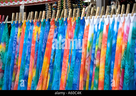 Bunte Pareu wickelt auf einem Markt in Papeete auf der Insel Tahiti verkauft Stockfoto