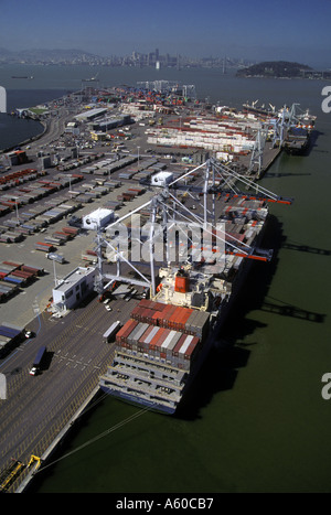 Luftaufnahme des Container-Schiff angedockt am Hafen von Oakland Kalifornien San Francisco in Ferne Stockfoto