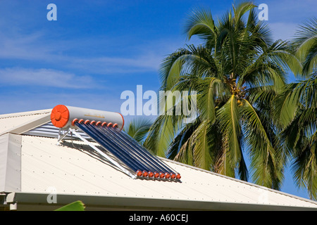 Solaranlage auf dem Dach eines Hauses auf der Insel Moorea Stockfoto