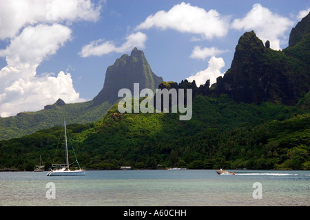 Bootfahren in einer Lagune auf der Insel Moorea im Cooks Bay Stockfoto