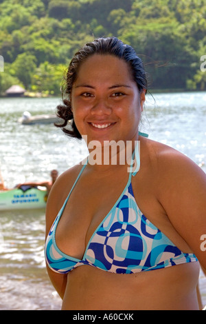 Tahitianische Frau trägt einen Bikini auf der Insel Moorea Stockfoto