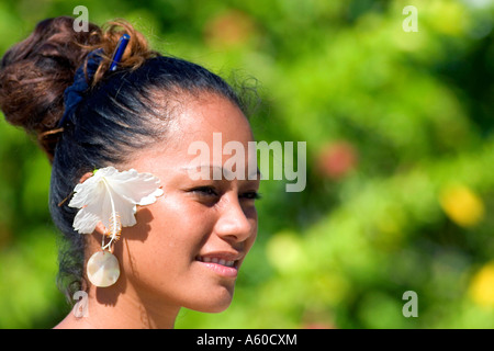 Tahitianische Frau trägt eine tropische Blume im Haar auf der Insel Moorea Stockfoto