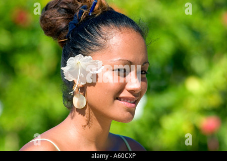 Tahitianische Frau trägt eine tropische Blume im Haar auf der Insel Moorea Stockfoto