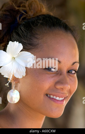 Tahitianische Frau trägt eine tropische Blume im Haar auf der Insel Moorea Stockfoto