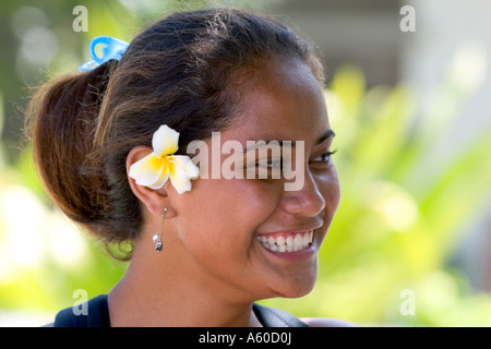 Tahitianische Frau trägt eine Plumeria Blume im Haar auf der Insel Moorea Stockfoto