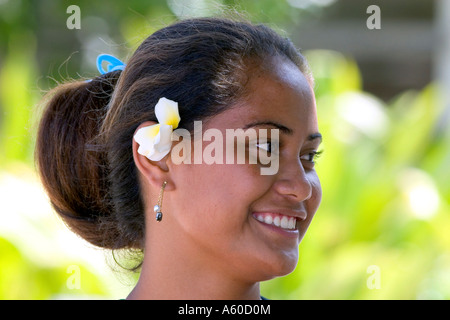 Tahitianische Frau trägt eine Plumeria Blume im Haar auf der Insel Moorea Stockfoto