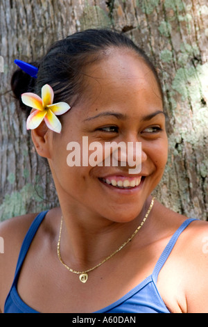 Tahitianische Frau trägt eine Plumeria Blume im Haar auf der Insel Moorea Stockfoto