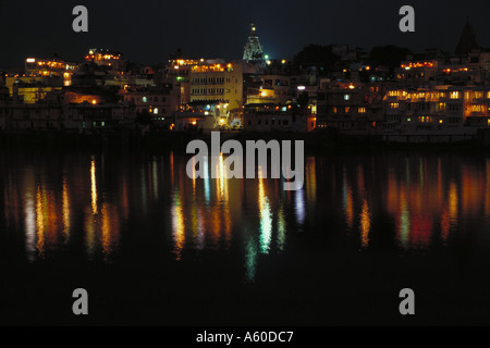 Night Time-Ansicht über Wasser in Richtung Lal Ghat, Udaipur. Rajasthan Indien. Stockfoto