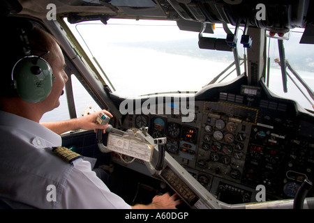 Pilot der Twin Otter Flugzeuge an den Reglern im cockpit Stockfoto