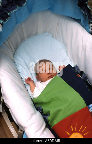 Wochen alten Baby richtig platziert in einer Wiege mit Kopf sechs Zoll vom oberen Weg Stockfoto
