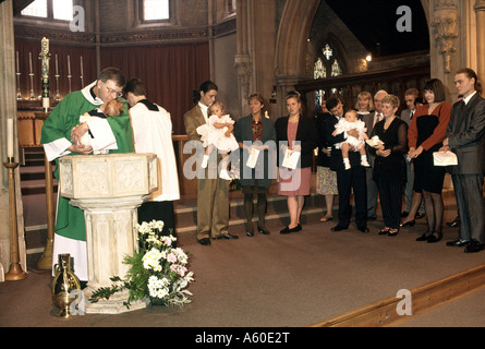 Taufe in einer katholischen Kirche Stockfoto