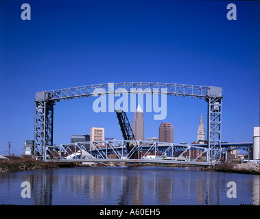 Brücke über Fluss, Cleveland, Cuyahoga County, Ohio, USA Stockfoto