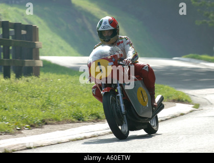 Giacomo Agostini 15 mal Welt Motorradfahren Weltmeister auf der 500 cc 3-Zylinder MV Agusta Stockfoto