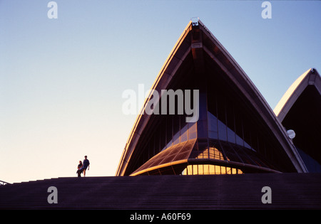 Sydney Opera House bei Abenddämmerung Detail mit zwei Figuren Stockfoto