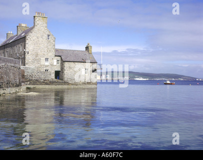 Dh Lerwick Hafen LERWICK SHETLAND Waterfront Häuser und Land Schottland Inseln Stockfoto