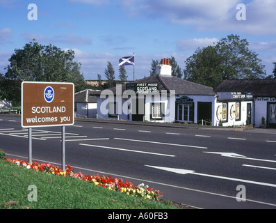 dh Schottland England Grenze GRETNA DUMFRIES erstes Haus in Schottland willkommen Straßenschild Grenzstadt scottish Borders Stockfoto