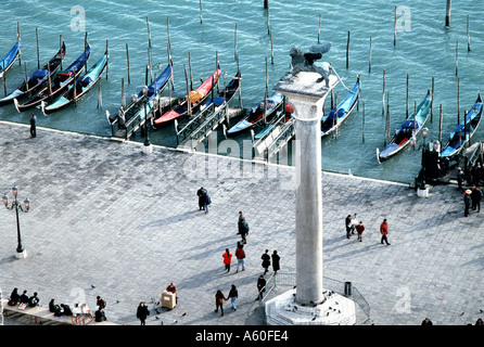 VENEDIG Italien, aus der Luft, mit Blick auf den „Place St Marks“, den „san marco“-Hauptkanal mit verankerten Gondoliern im Winter nach unten Stockfoto