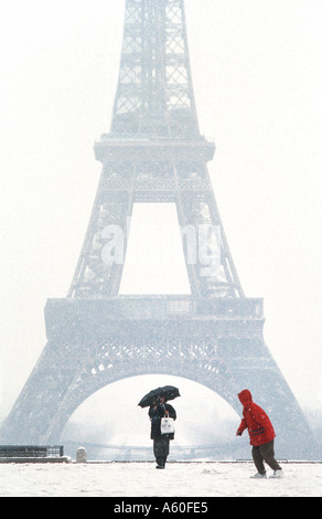 Touristen, die im Winter promentieren, PARIS Frankreich, 'Eiffelturm' Blick vom Trocadero Plaza zwei Personen im Schneesturm Kind kaltes Wetter Stockfoto