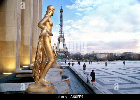 PARIS Frankreich, Eiffelturm von Trocadero mit Skulptur in der Abenddämmerung Besucher Plaza, Skulptur weibliche Figur, Jardins du Trocadéro Stockfoto