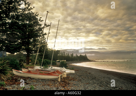 Zwei kleine Segelboote am Strand in Kaikoura Neuseeland Stockfoto