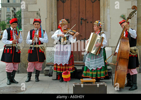 Horizontale hautnah kostümierte Musiker vor den "Sukiennice" Tuchhallen auf dem Marktplatz "Rynek Glowny" in Krakau. Stockfoto