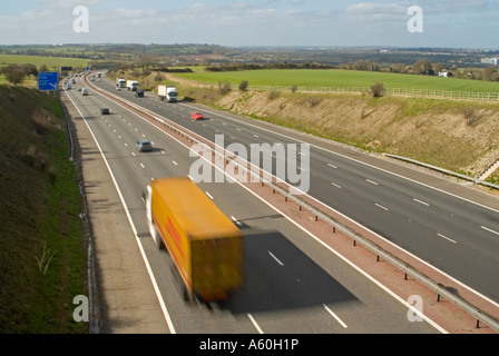 Horizontalen Weitwinkel Luftaufnahme des Verkehrs entlang der Autobahn M4 an einem sonnigen Tag zu beschleunigen. Stockfoto