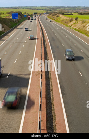 Vertikale Weitwinkel Luftaufnahme des Verkehrs Beschleunigung entlang der Autobahn M4 auf einem sonnigen Tag - mit Bewegung zu verwischen. Stockfoto