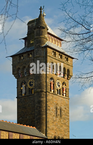 Vertikale Nahaufnahme des Marquis von Bute Clock Tower in Cardiff Castle "Castell Caerdydd" vor einem blauen Himmel. Stockfoto