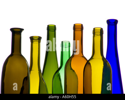 LEERE WEINFLASCHEN VIELFALT FARBE BUNTE Auswahl an bunten leeren Weinflaschen vor Landschaft horizontales Format weiße Wand Hintergrund Stockfoto