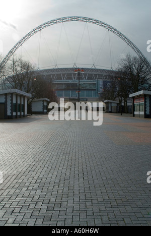 Vertikale Weitwinkel des neuen Wembley-Stadion und der markante Bogen vom Olympischen Weg an einem grauen Wintertag. Stockfoto